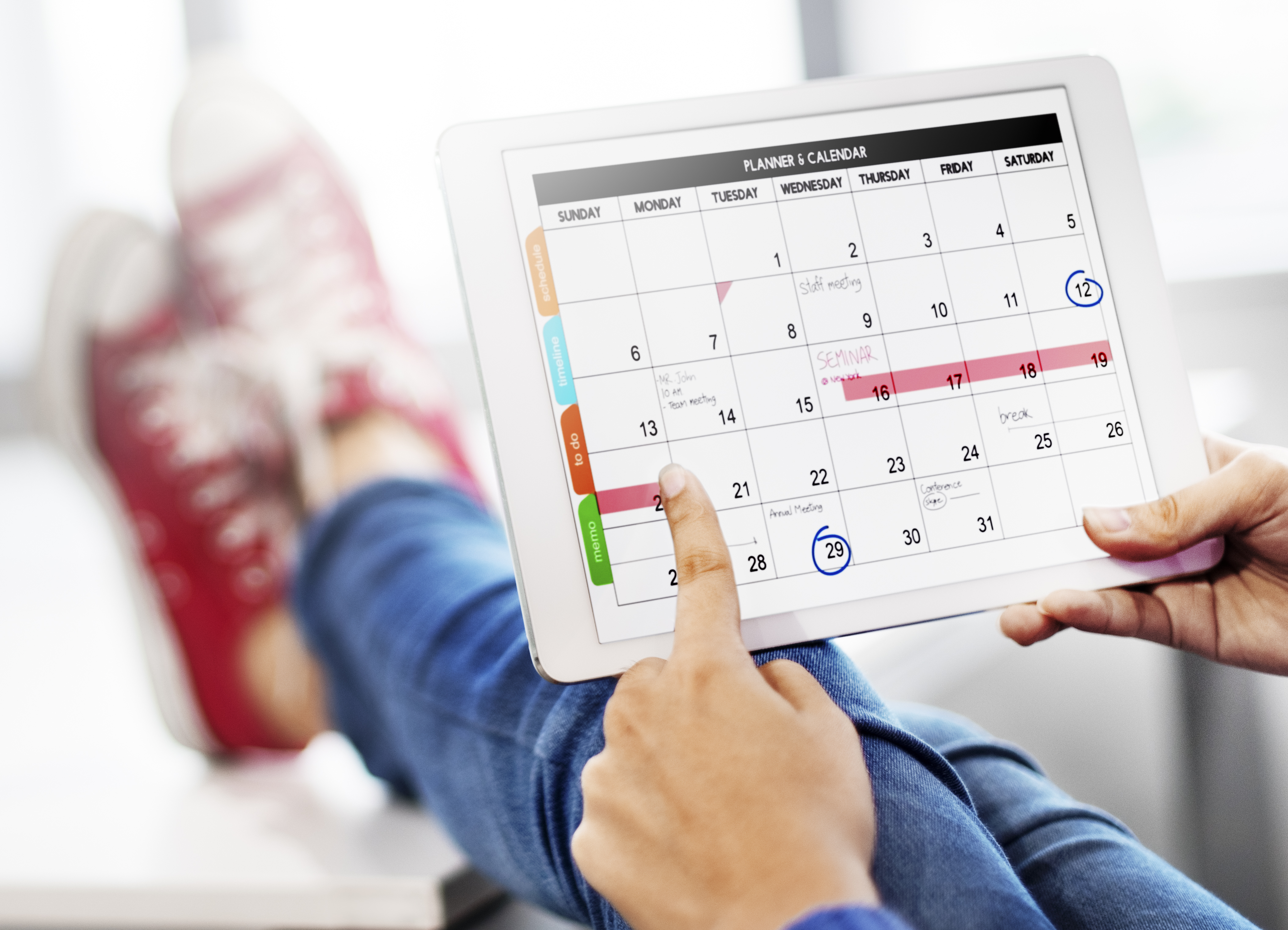 Person bokar tid i digital kalender
